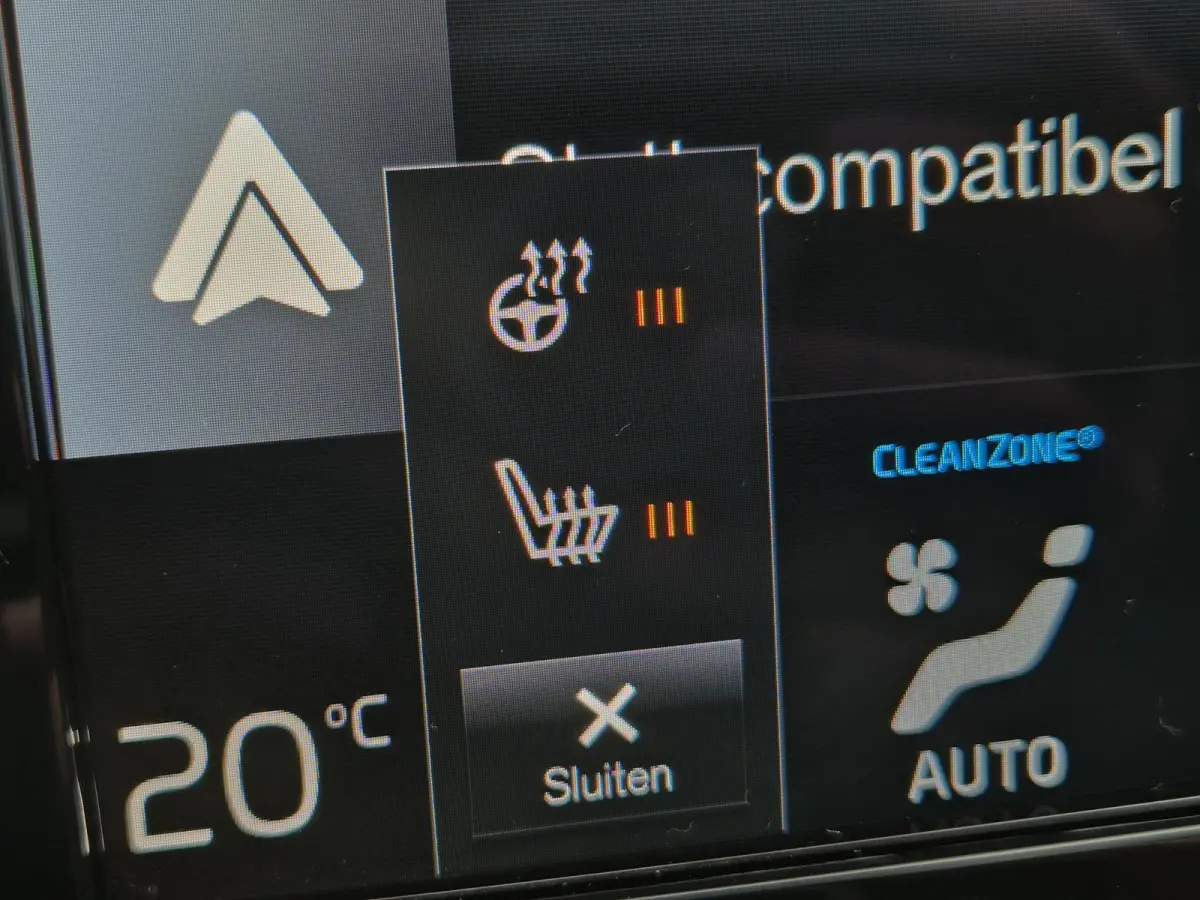 1.5 T5 Plus Dark / All season banden / Harman/Kardon Audio Systeem / Park Assist Pack & Seat Pack / Trekgewicht 1.800 kg / Stuur- & Stoelverwarming / Navigatie d.m.v. Apple Carplay/Android a