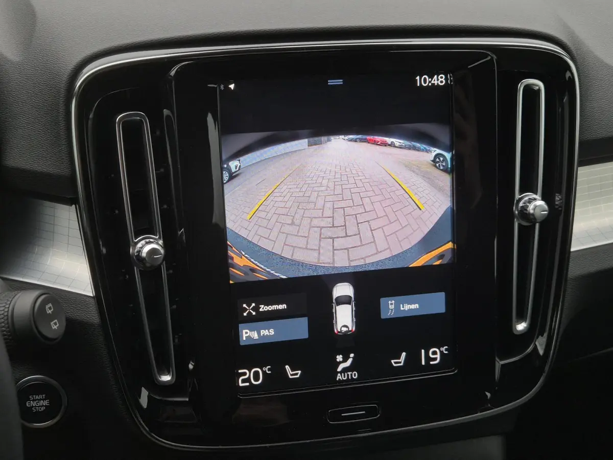 1.5 T5 Plus Dark / All season banden / Harman/Kardon Audio Systeem / Park Assist Pack & Seat Pack / Trekgewicht 1.800 kg / Stuur- & Stoelverwarming / Navigatie d.m.v. Apple Carplay/Android a