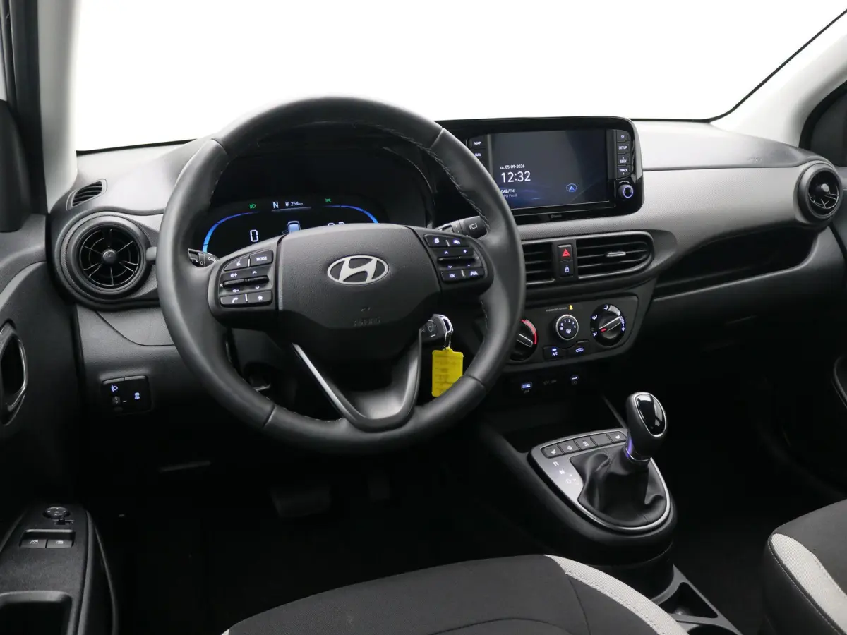 1.0 Comfort Smart 5-zits / Navigatie / Cruise Control / LMV / 5-Persoons / Airco / Stoelverwarming voor / Stuurwiel verwarming / Parkeersensoren achter / Achteruitrijcamera / Apple CarPlay &