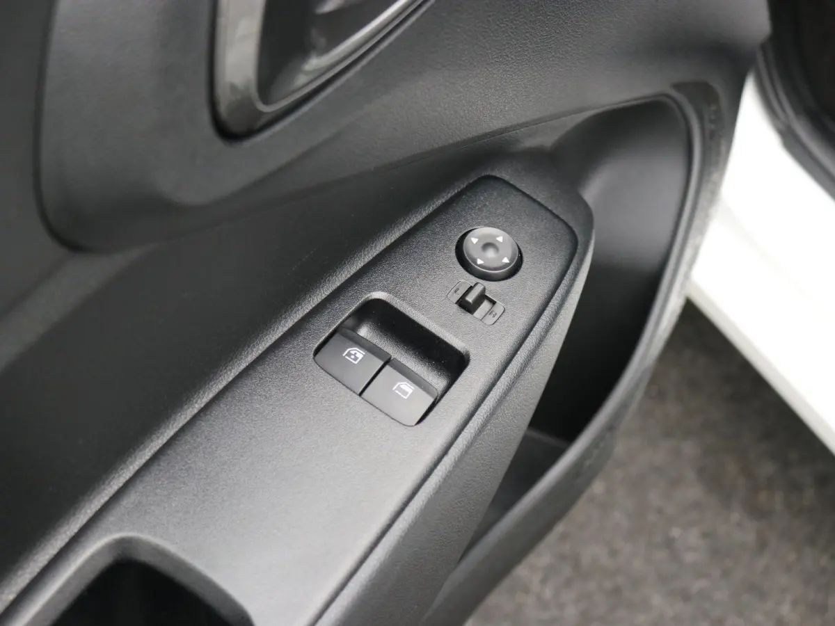 1.0 Comfort Smart 5-zits / Navigatie / Cruise Control / LMV / 5-Persoons / Airco / Stoelverwarming voor / Stuurwiel verwarming / Parkeersensoren achter / Achteruitrijcamera / Apple CarPlay &