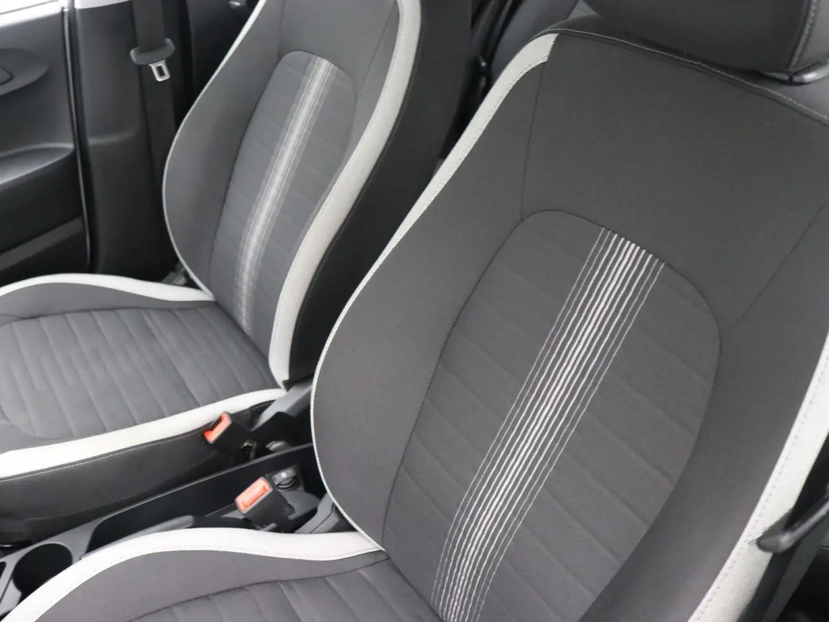1.0 Comfort Smart 5-zits / Navigatie / Cruise Control / LMV / 5-Persoons / Airco / Stoelverwarming voor / Stuurwiel verwarming / Parkeersensoren achter / Achteruitrijcamera / Apple CarPlay &