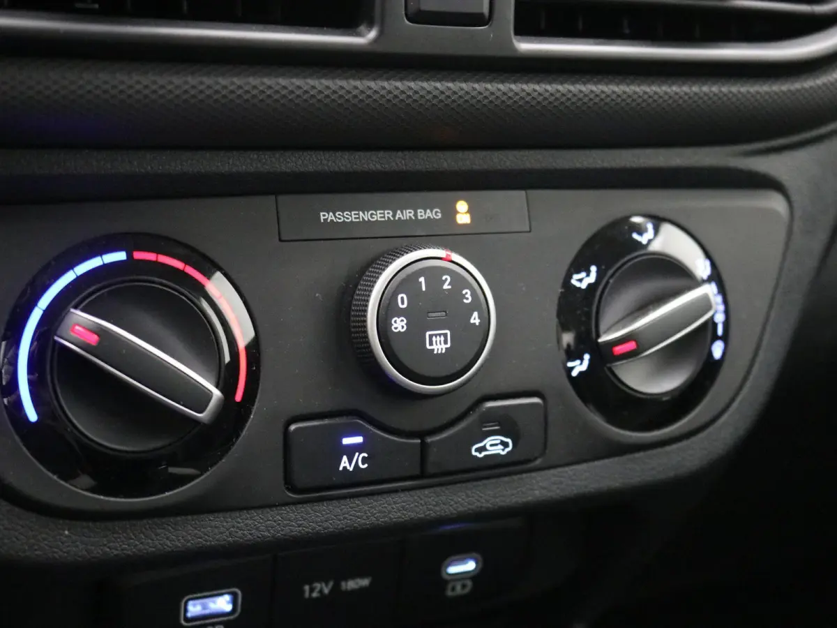1.0 Comfort Smart 5-zits / Navigatie / Cruise Control / LMV / 5-Persoons / Airco / Stoelverwarming voor / Stuurwiel verwarming / Parkeersensoren achter / Achteruitrijcamera / Apple CarPlay &