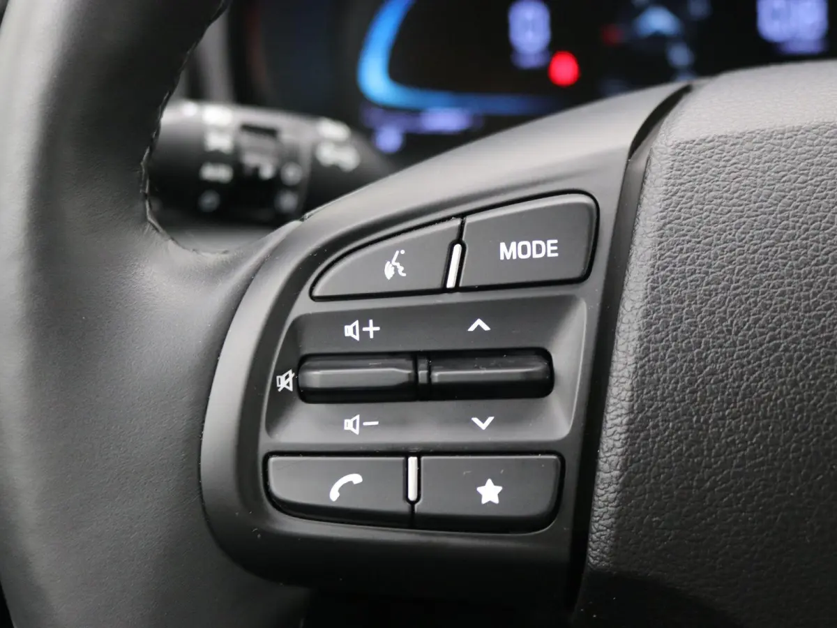 1.0 Comfort Smart 5-zits / Navigatie / Cruise Control / LMV / 5-Persoons / Airco / Stoelverwarming voor / Stuurwiel verwarming / Parkeersensoren achter / Achteruitrijcamera / Apple CarPlay &