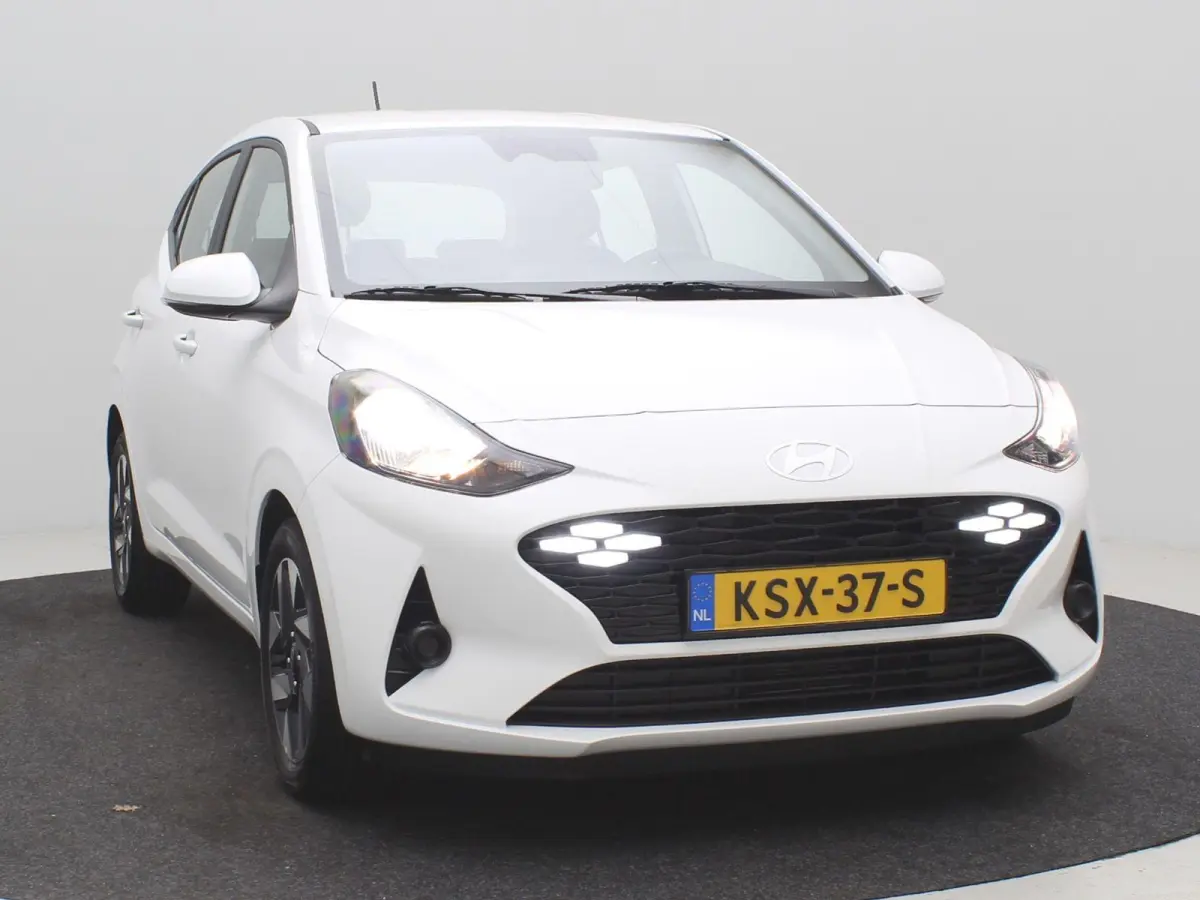 1.0 Comfort Smart 5-zits / Navigatie / Cruise Control / LMV / 5-Persoons / Airco / Stoelverwarming voor / Stuurwiel verwarming / Parkeersensoren achter / Achteruitrijcamera / Apple CarPlay &