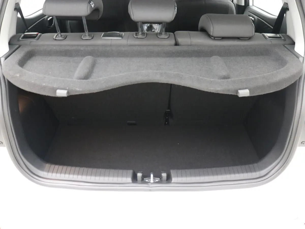 1.0 Comfort Smart 5-zits / Navigatie / Cruise Control / LMV / 5-Persoons / Airco / Stoelverwarming voor / Stuurwiel verwarming / Parkeersensoren achter / Achteruitrijcamera / Apple CarPlay &