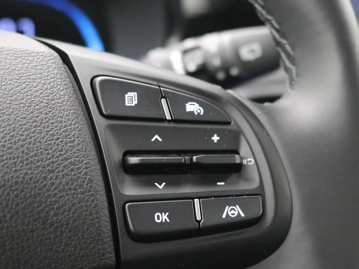 1.0 Comfort Smart 5-zits / Navigatie / Cruise Control / LMV / 5-Persoons / Airco / Stoelverwarming voor / Stuurwiel verwarming / Parkeersensoren achter / Achteruitrijcamera / Apple CarPlay &