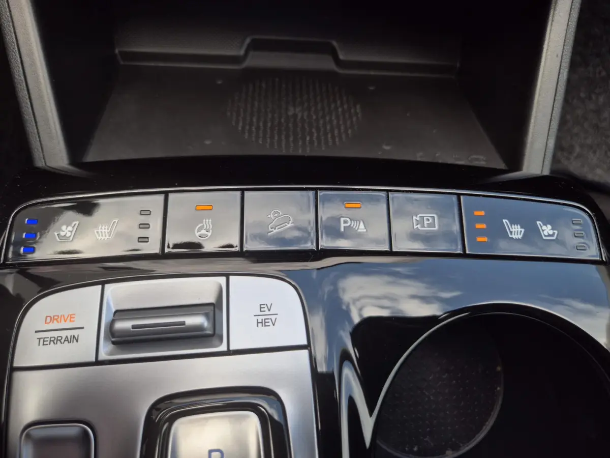 1.6 T-GDI PHEV Premium 4WD / Dealer onderhouden / All season banden / Elektrische achterklep / Stuur- Stoel & Achterbank verwarming / Trekgewicht 1350 kg / Stoelventilatie / Adaptief cruise 