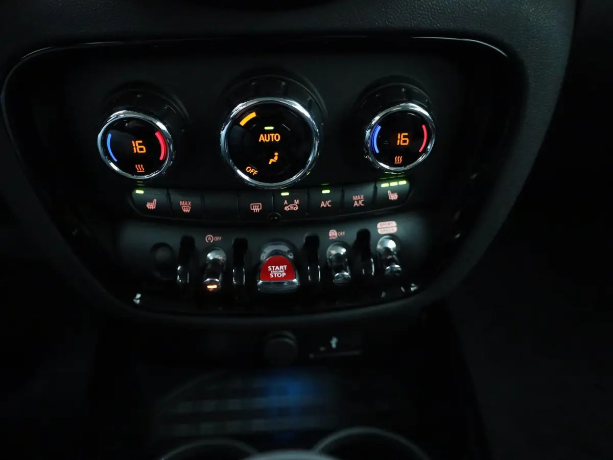 1.5 Cooper Classic Business Edition | STOELVERWARMING | BLUETOOTH | ACHTERUITRIJCAMERA | LED VERLICHTING | LEDER |  PARKEERSENSOREN | KEYLESS | NAVIGATIE | CRUISE CONTROL |