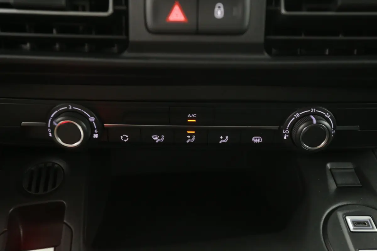 e-Proace Challenger 50 kWh | Snelladen | Airco | Camera | Virtual | 3 Zits | Cruise | Carplay | Parkeersens.
