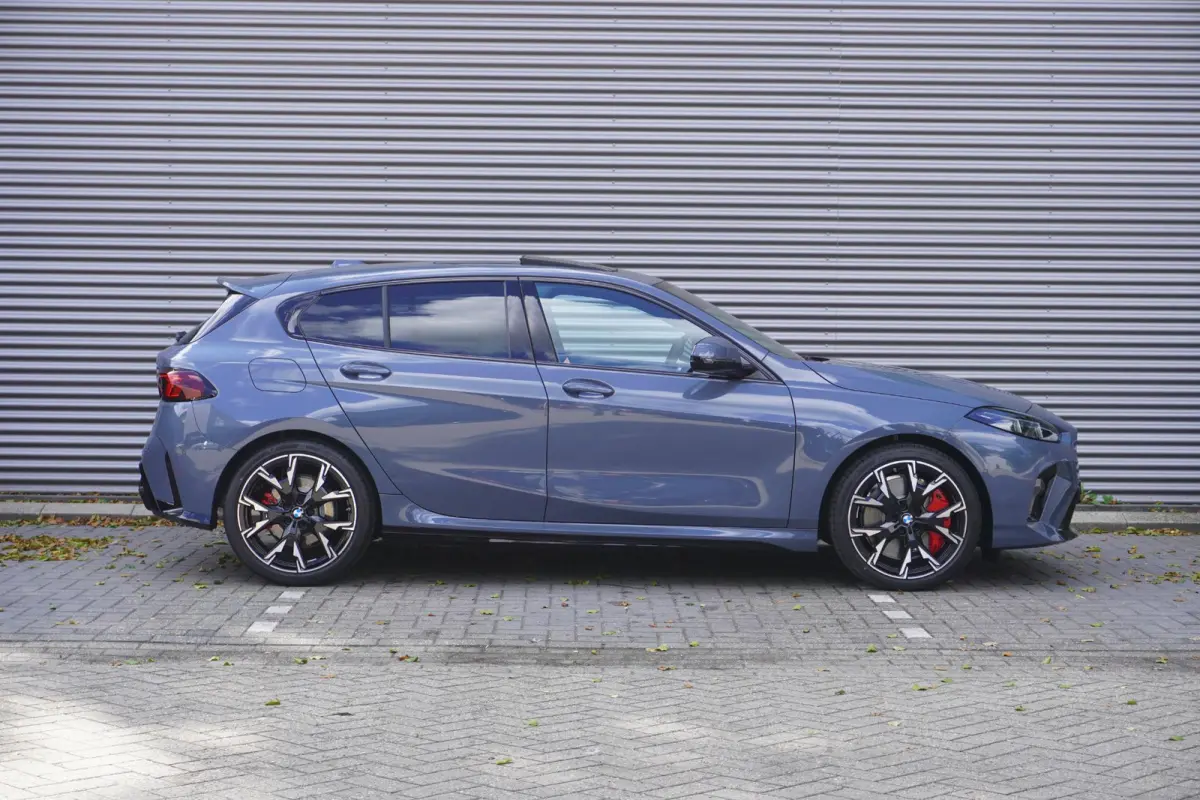 120 | M Sportpakket Pro | 19 inch LM M Y-spaak | Glazen panoramadak | Extra getint glas | Parking Assistant Plus | Harman Kardon HiFi Sound system