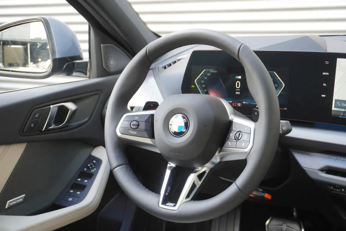120 | M Sportpakket Pro | 19 inch LM M Y-spaak | Glazen panoramadak | Extra getint glas | Parking Assistant Plus | Harman Kardon HiFi Sound system