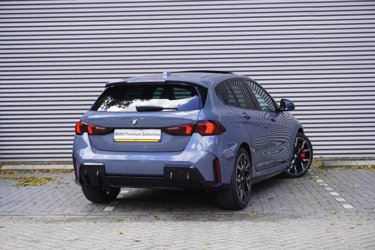 120 | M Sportpakket Pro | 19 inch LM M Y-spaak | Glazen panoramadak | Extra getint glas | Parking Assistant Plus | Harman Kardon HiFi Sound system