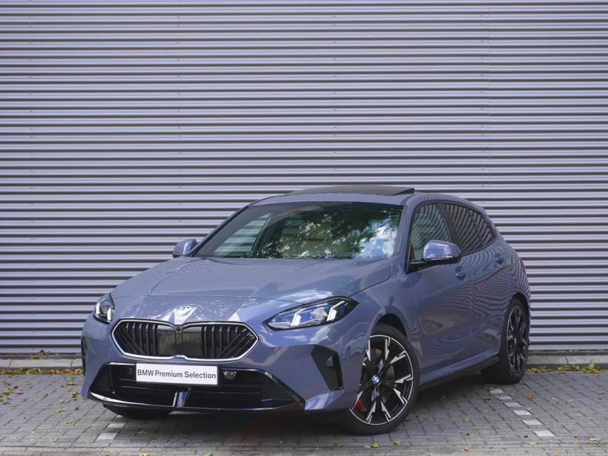 120 | M Sportpakket Pro | 19 inch LM M Y-spaak | Glazen panoramadak | Extra getint glas | Parking Assistant Plus | Harman Kardon HiFi Sound system
