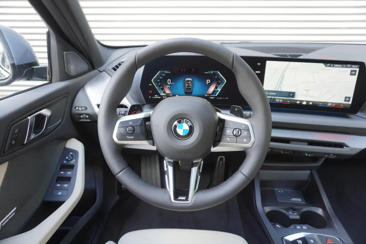 120 | M Sportpakket Pro | 19 inch LM M Y-spaak | Glazen panoramadak | Extra getint glas | Parking Assistant Plus | Harman Kardon HiFi Sound system