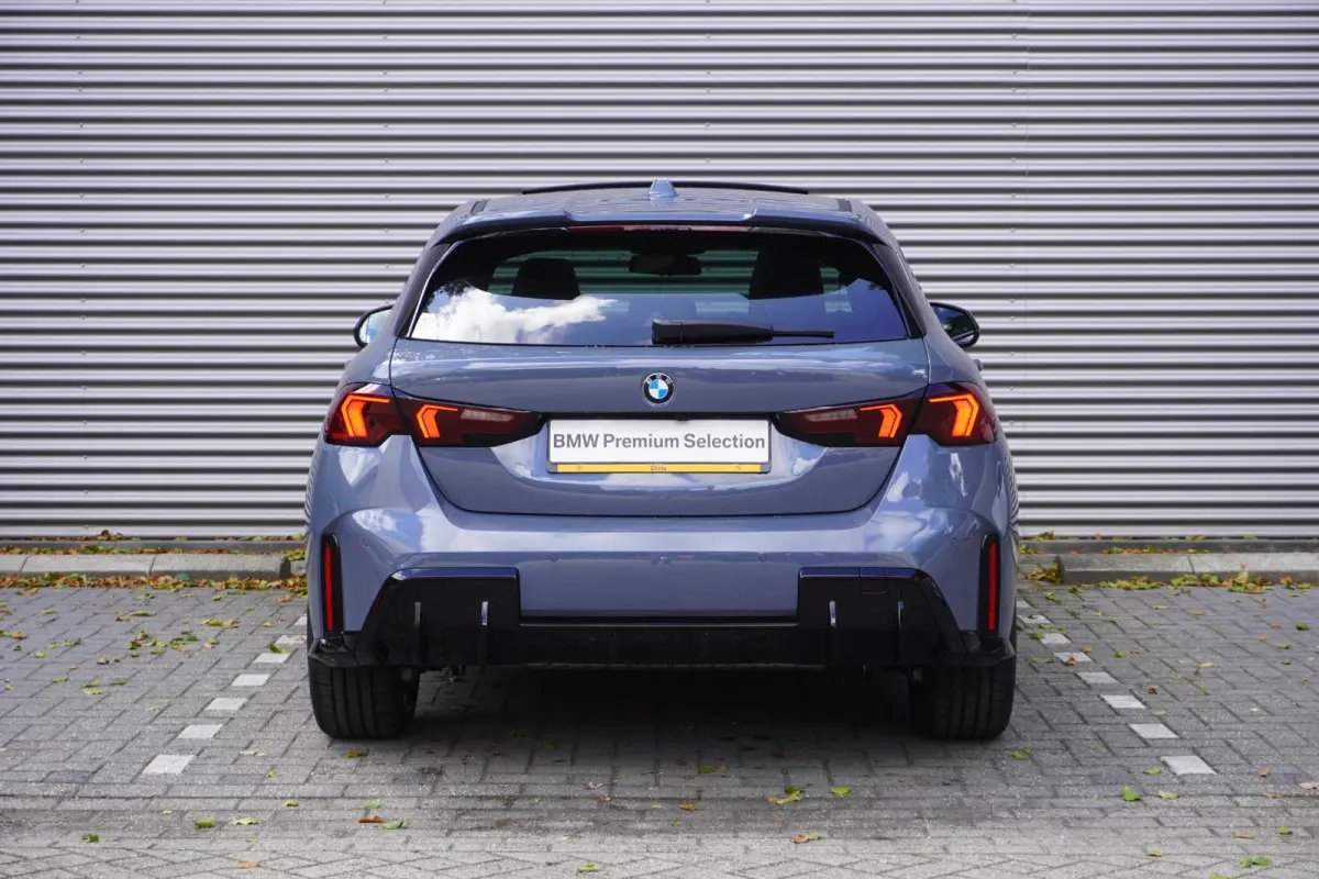 120 | M Sportpakket Pro | 19 inch LM M Y-spaak | Glazen panoramadak | Extra getint glas | Parking Assistant Plus | Harman Kardon HiFi Sound system
