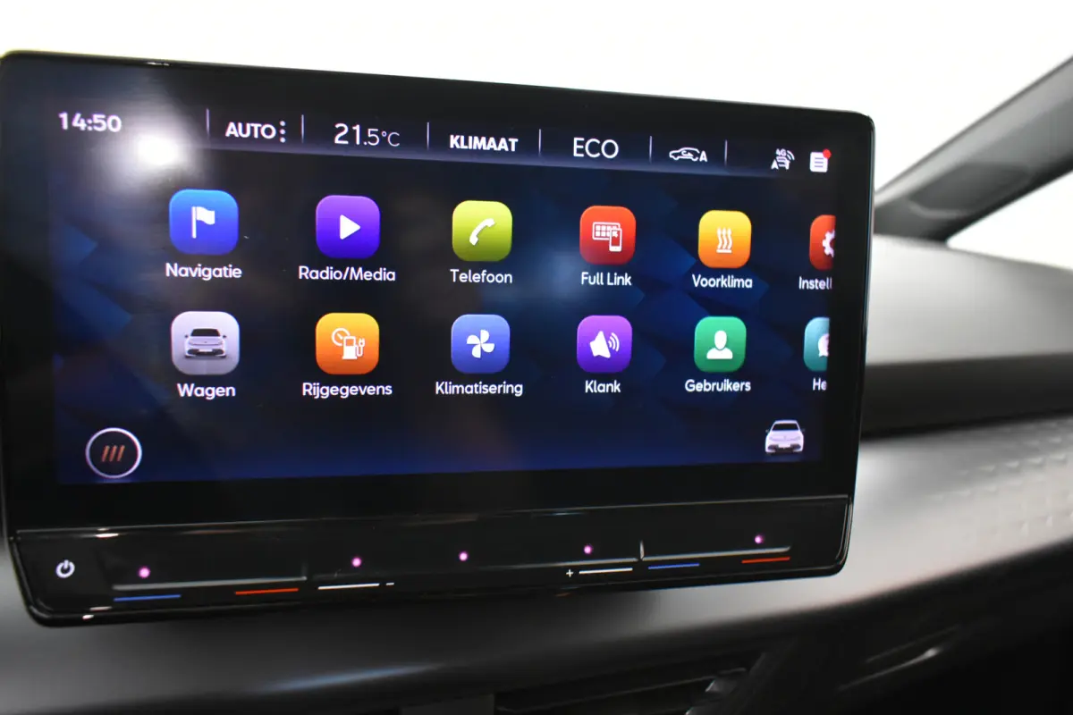 Essential 62 kWh 204pk PDC Carplay Stuurverwarming