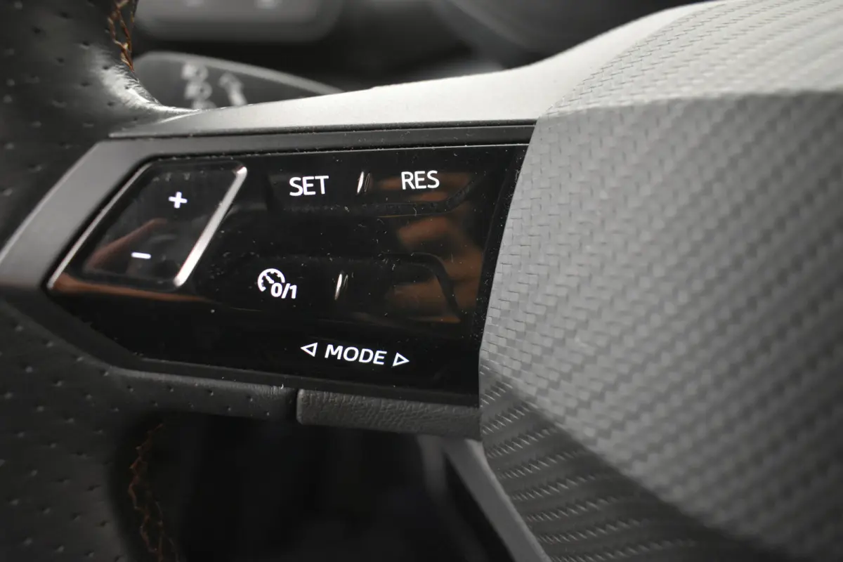 Essential 62 kWh 204pk PDC Carplay Stuurverwarming