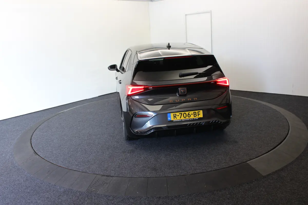 Essential 62 kWh 204pk PDC Carplay Stuurverwarming