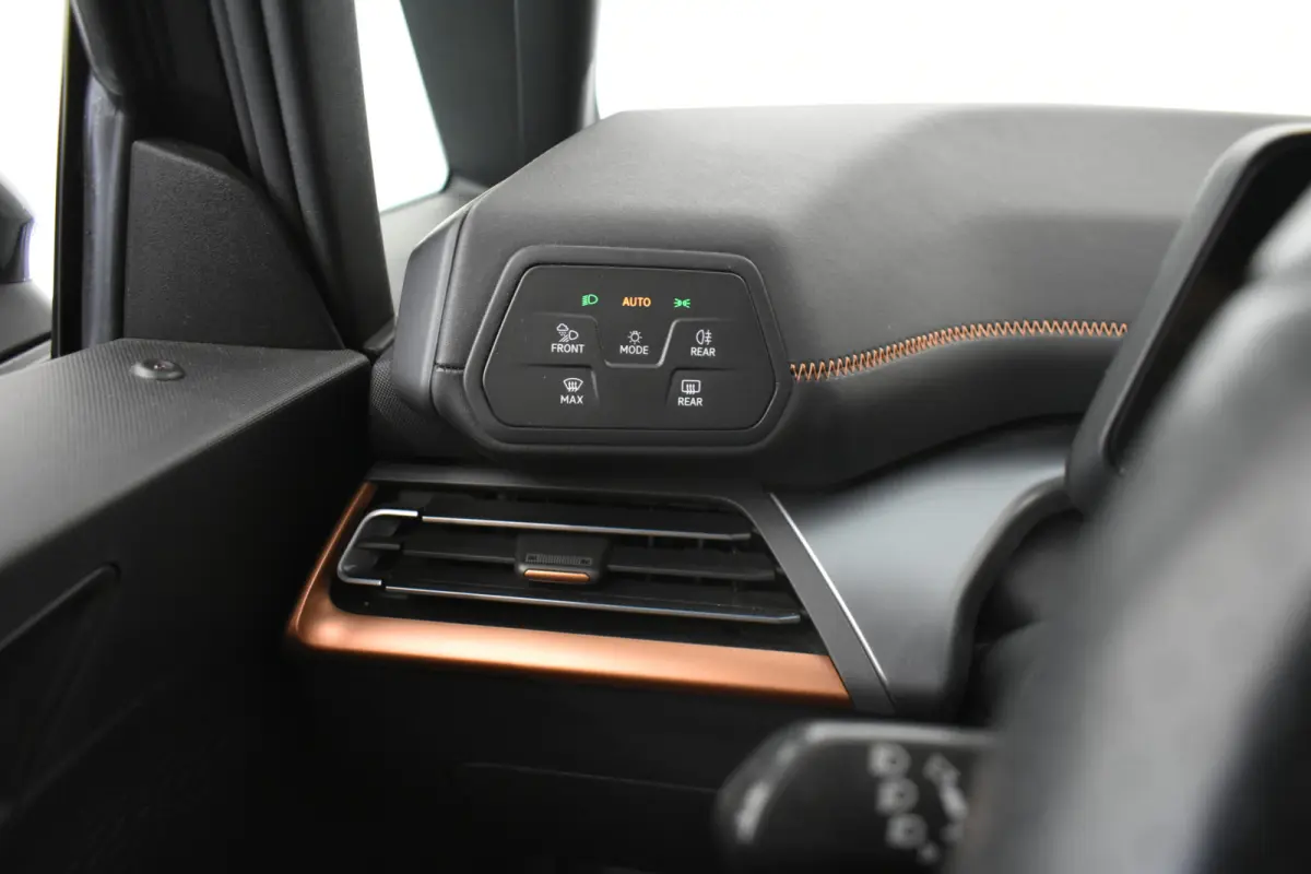 Essential 62 kWh 204pk PDC Carplay Stuurverwarming