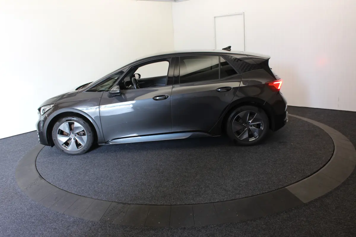 Essential 62 kWh 204pk PDC Carplay Stuurverwarming