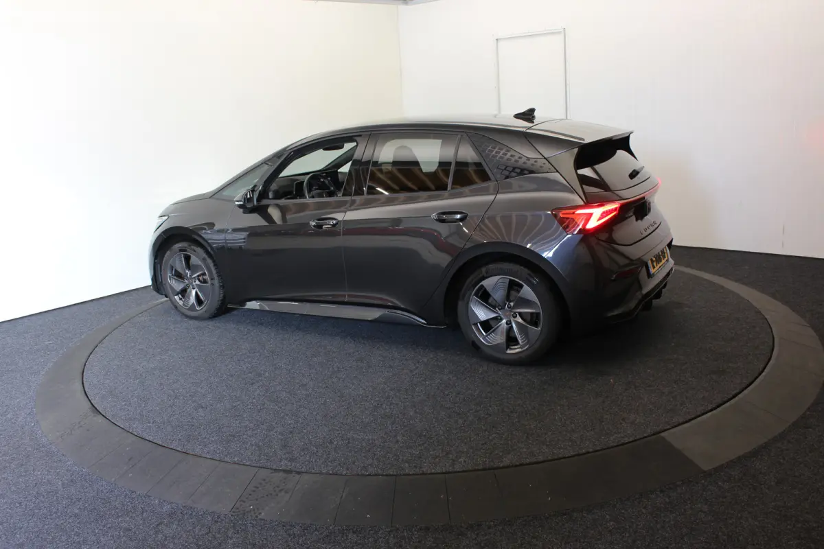 Essential 62 kWh 204pk PDC Carplay Stuurverwarming