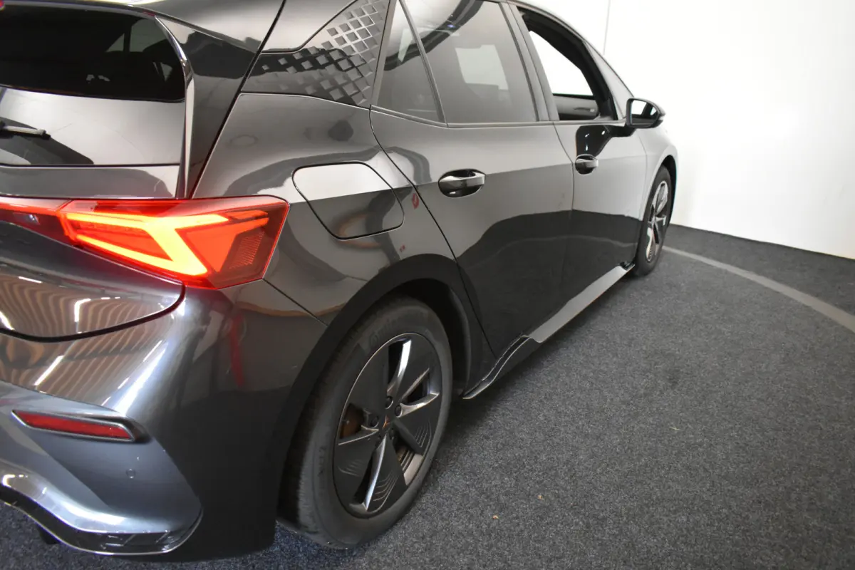 Essential 62 kWh 204pk PDC Carplay Stuurverwarming