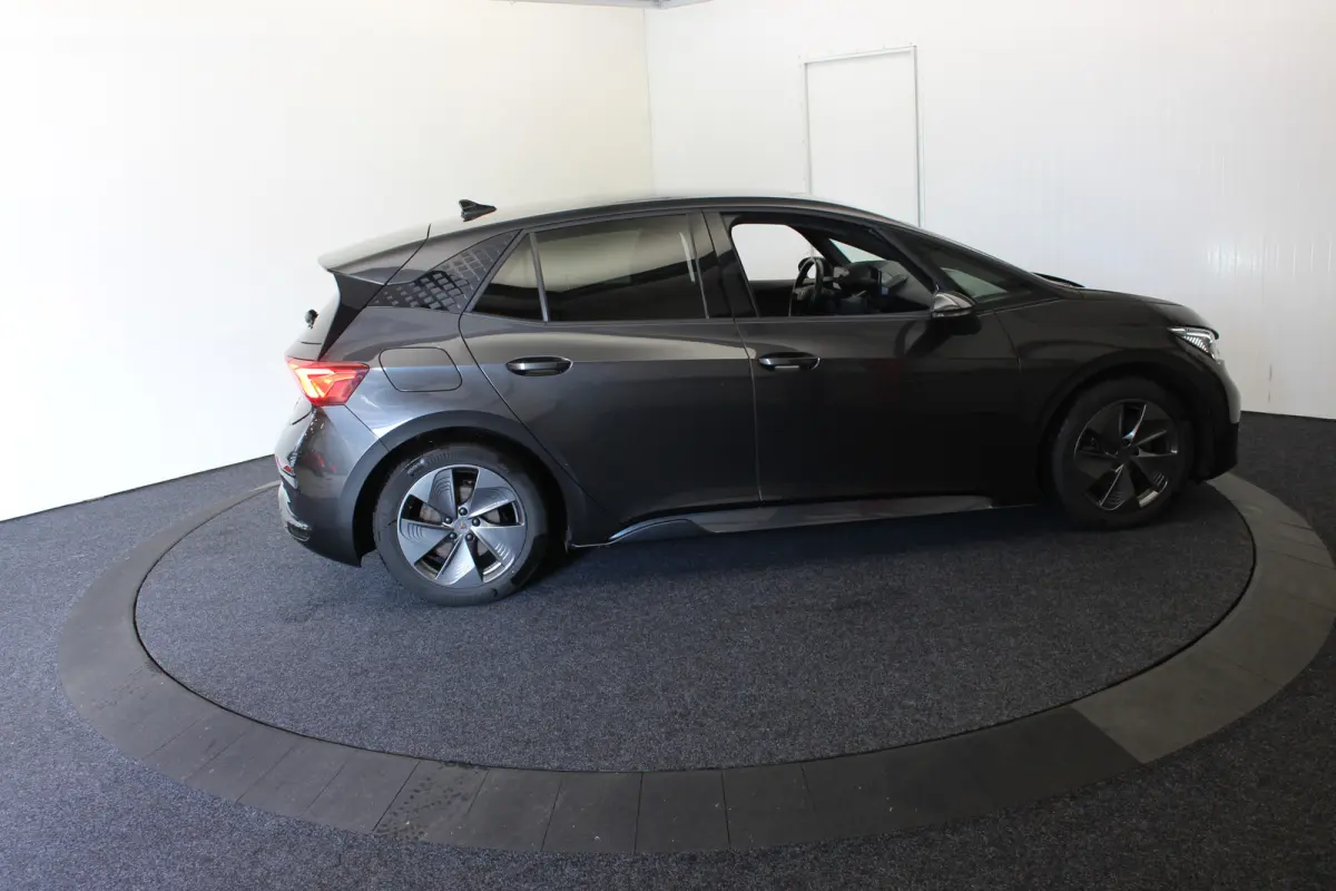Essential 62 kWh 204pk PDC Carplay Stuurverwarming