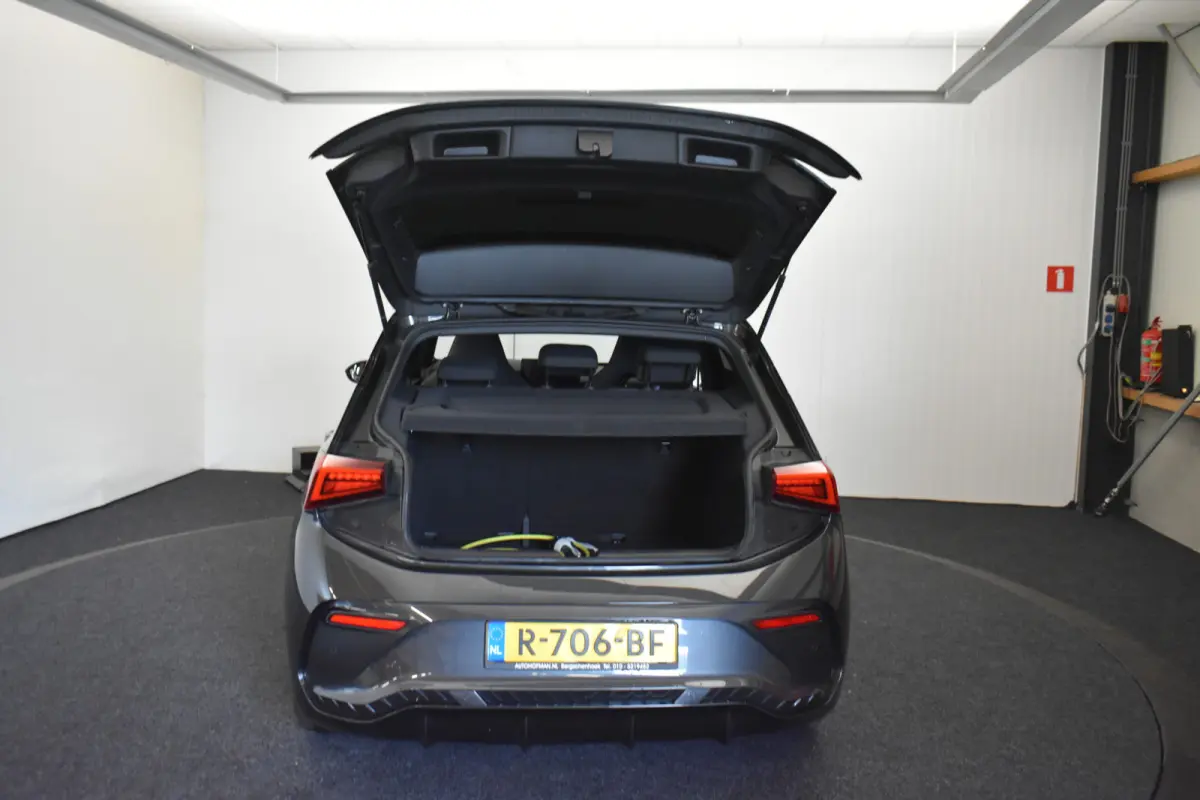 Essential 62 kWh 204pk PDC Carplay Stuurverwarming