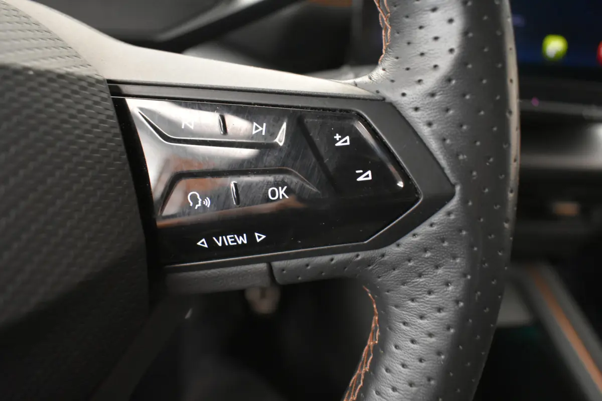Essential 62 kWh 204pk PDC Carplay Stuurverwarming
