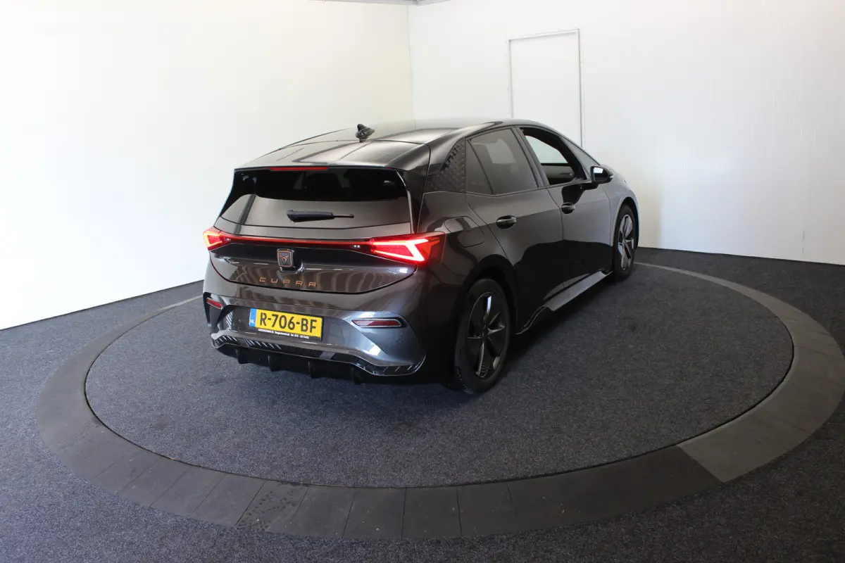 Essential 62 kWh 204pk PDC Carplay Stuurverwarming