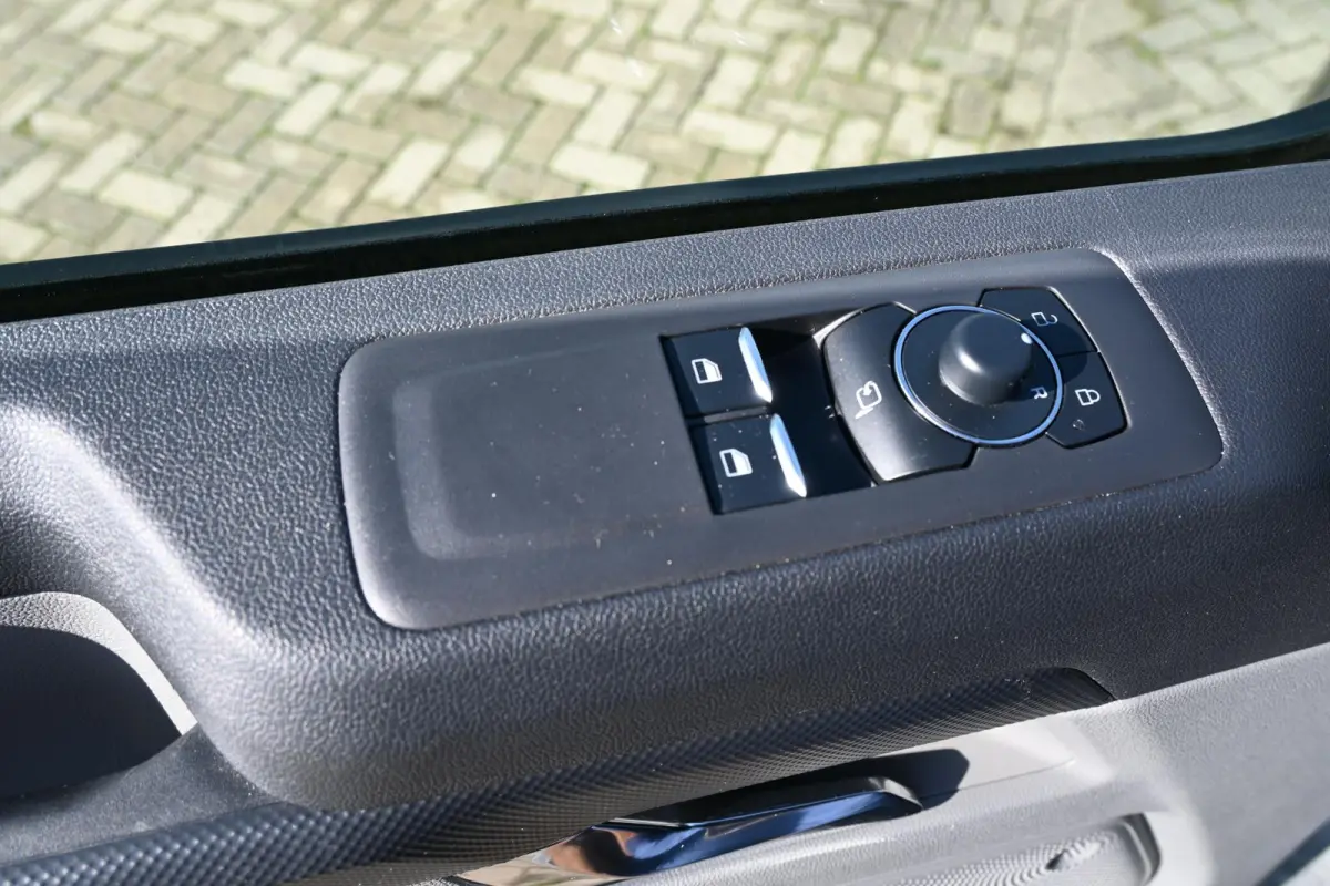 320 L2H1 Limited 65 kWh | Trekhaak 2300KG | Camera | Stoelverwarming | Adaptive Cruise | Ford Connect app