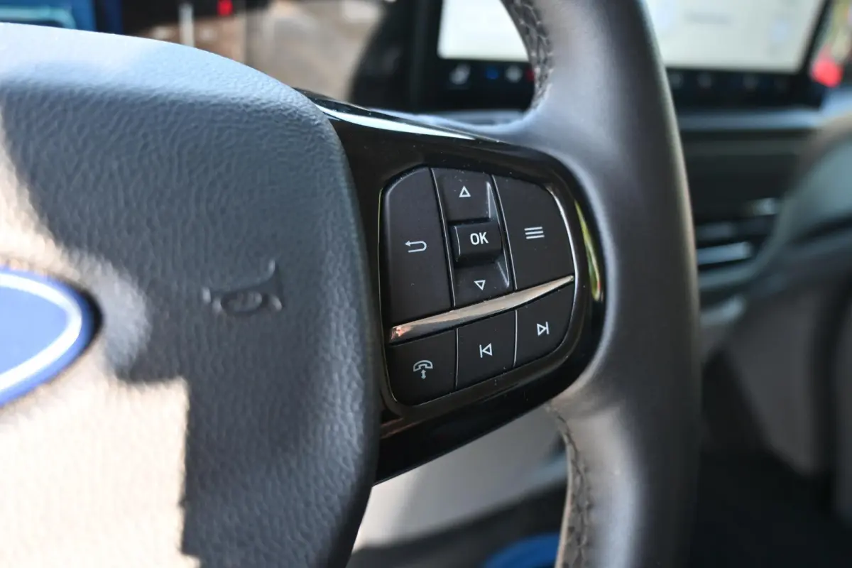 320 L2H1 Limited 65 kWh | Trekhaak 2300KG | Camera | Stoelverwarming | Adaptive Cruise | Ford Connect app