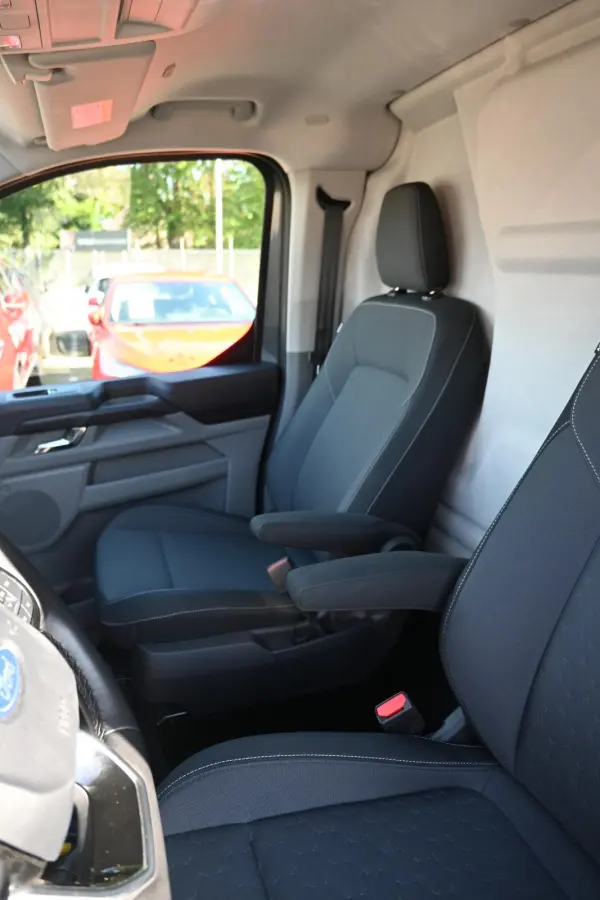 320 L2H1 Limited 65 kWh | Trekhaak 2300KG | Camera | Stoelverwarming | Adaptive Cruise | Ford Connect app