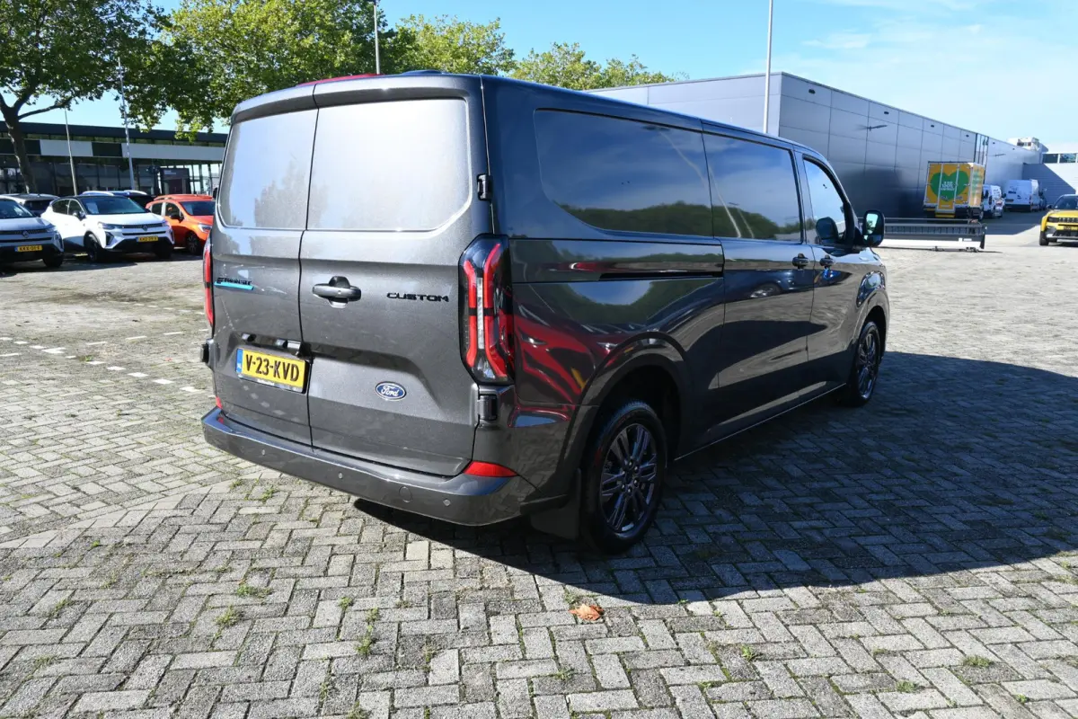 320 L2H1 Limited 65 kWh | Trekhaak 2300KG | Camera | Stoelverwarming | Adaptive Cruise | Ford Connect app