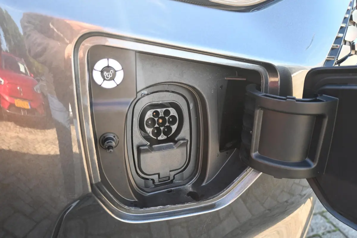 320 L2H1 Limited 65 kWh | Trekhaak 2300KG | Camera | Stoelverwarming | Adaptive Cruise | Ford Connect app