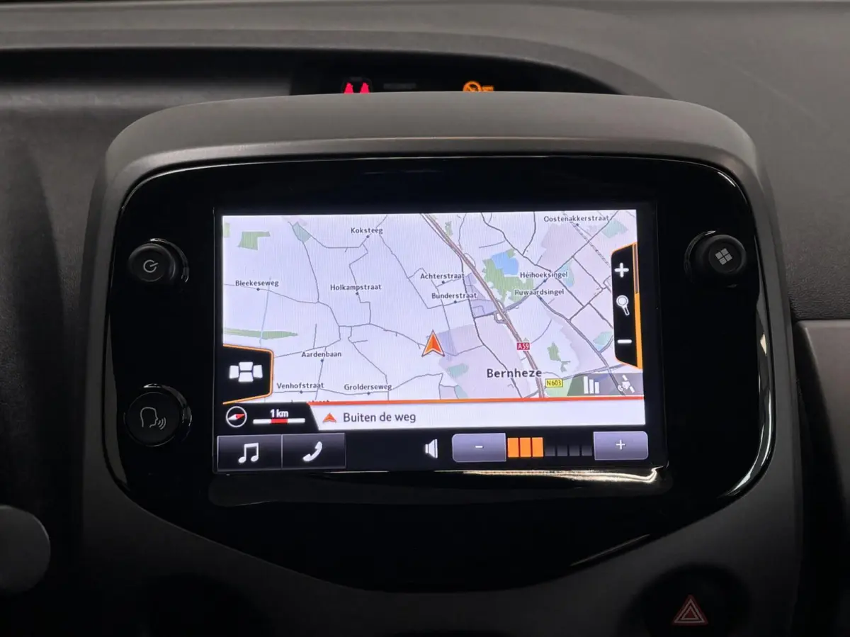 1.0 VVT-i x-play / Airco / Navigatie / Camera / NL Auto / All Season banden