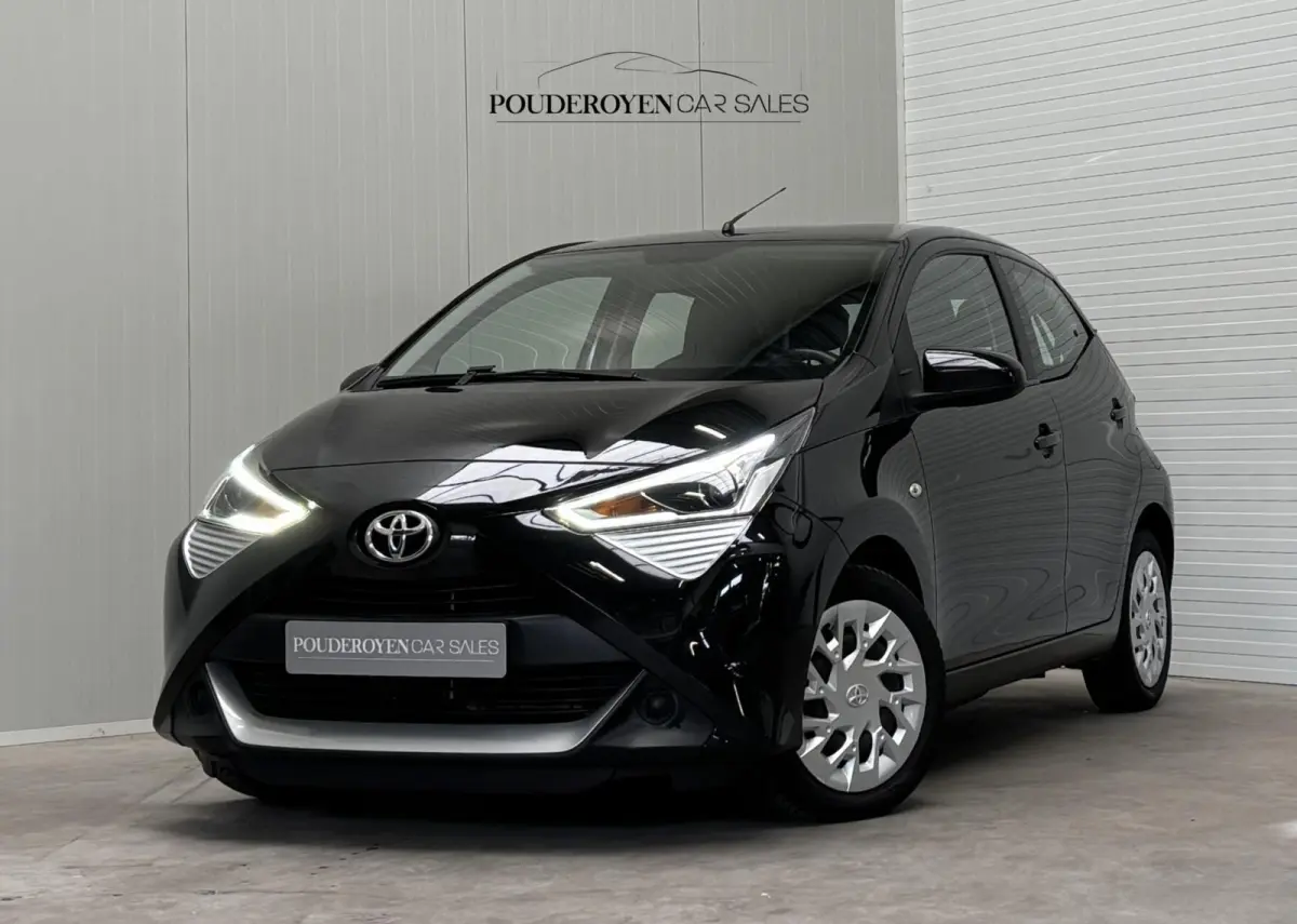 1.0 VVT-i x-play / Airco / Navigatie / Camera / NL Auto / All Season banden