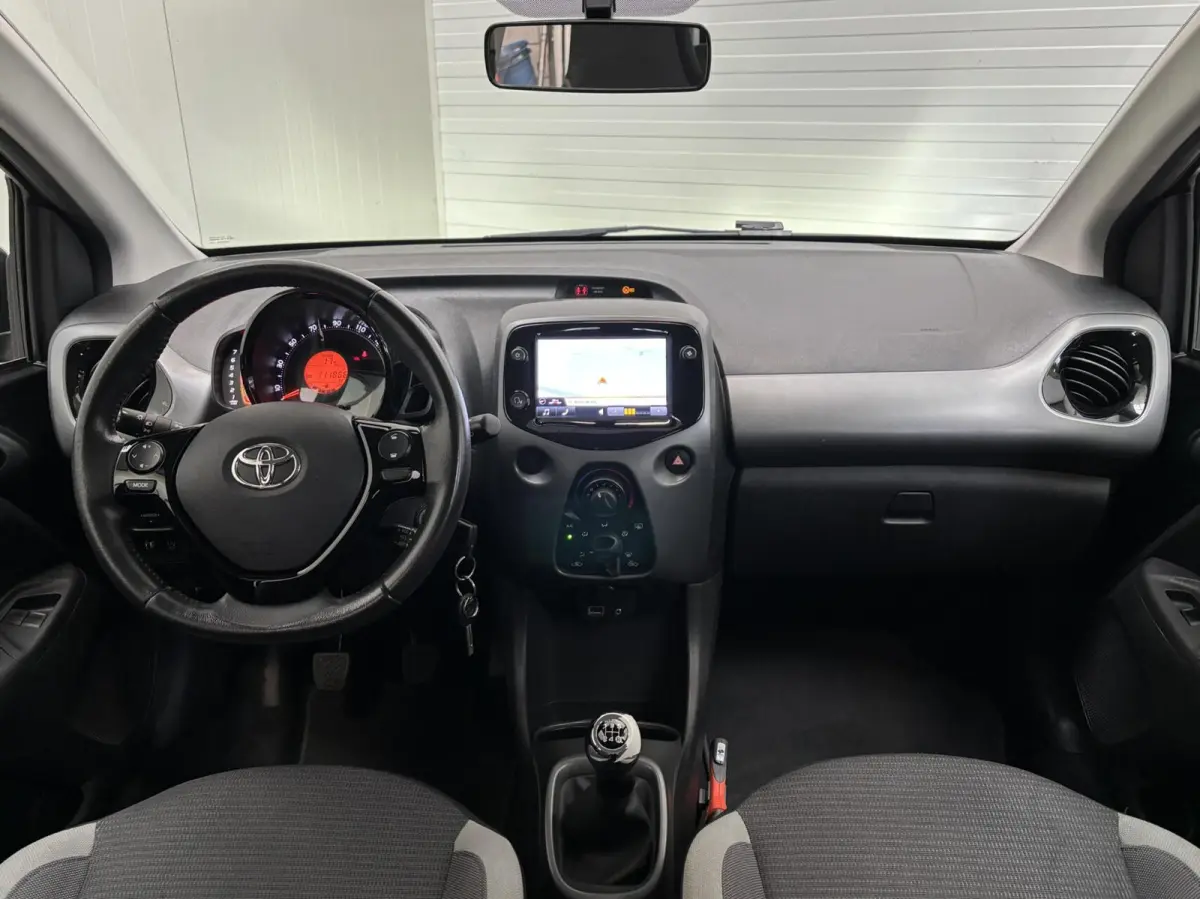 1.0 VVT-i x-play / Airco / Navigatie / Camera / NL Auto / All Season banden