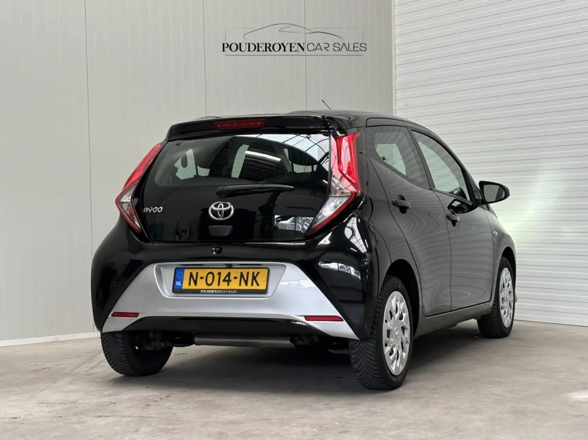 1.0 VVT-i x-play / Airco / Navigatie / Camera / NL Auto / All Season banden