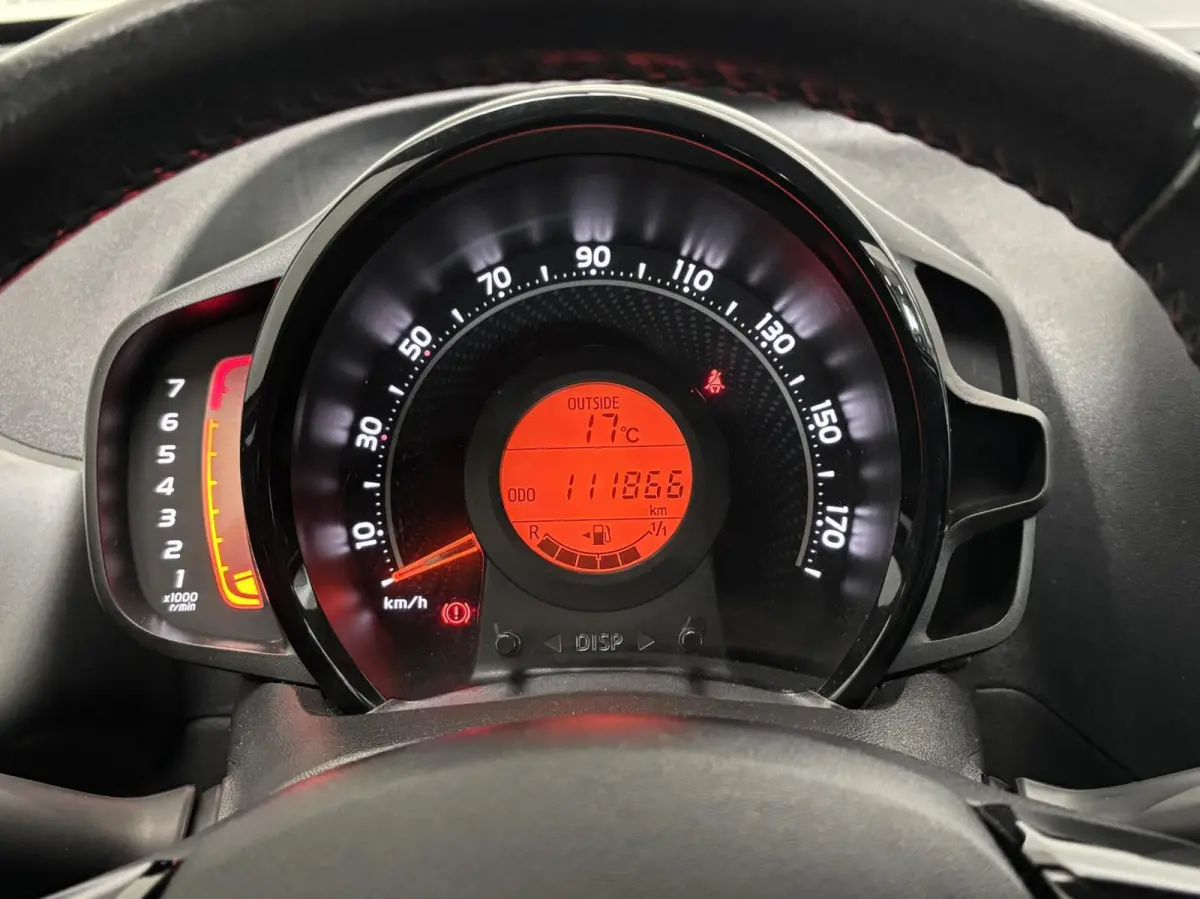1.0 VVT-i x-play / Airco / Navigatie / Camera / NL Auto / All Season banden
