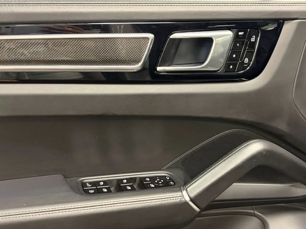 3.0 E-Hybrid*NL-Auto*NAP*Pano*Luchtvering*Head-Up*Trekhaak*Stoel airco