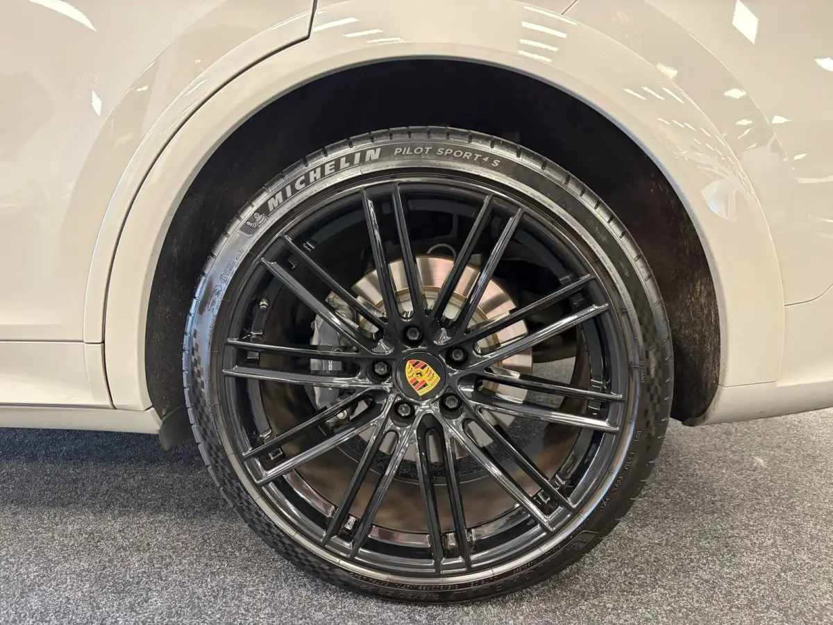 3.0 E-Hybrid*NL-Auto*NAP*Pano*Luchtvering*Head-Up*Trekhaak*Stoel airco