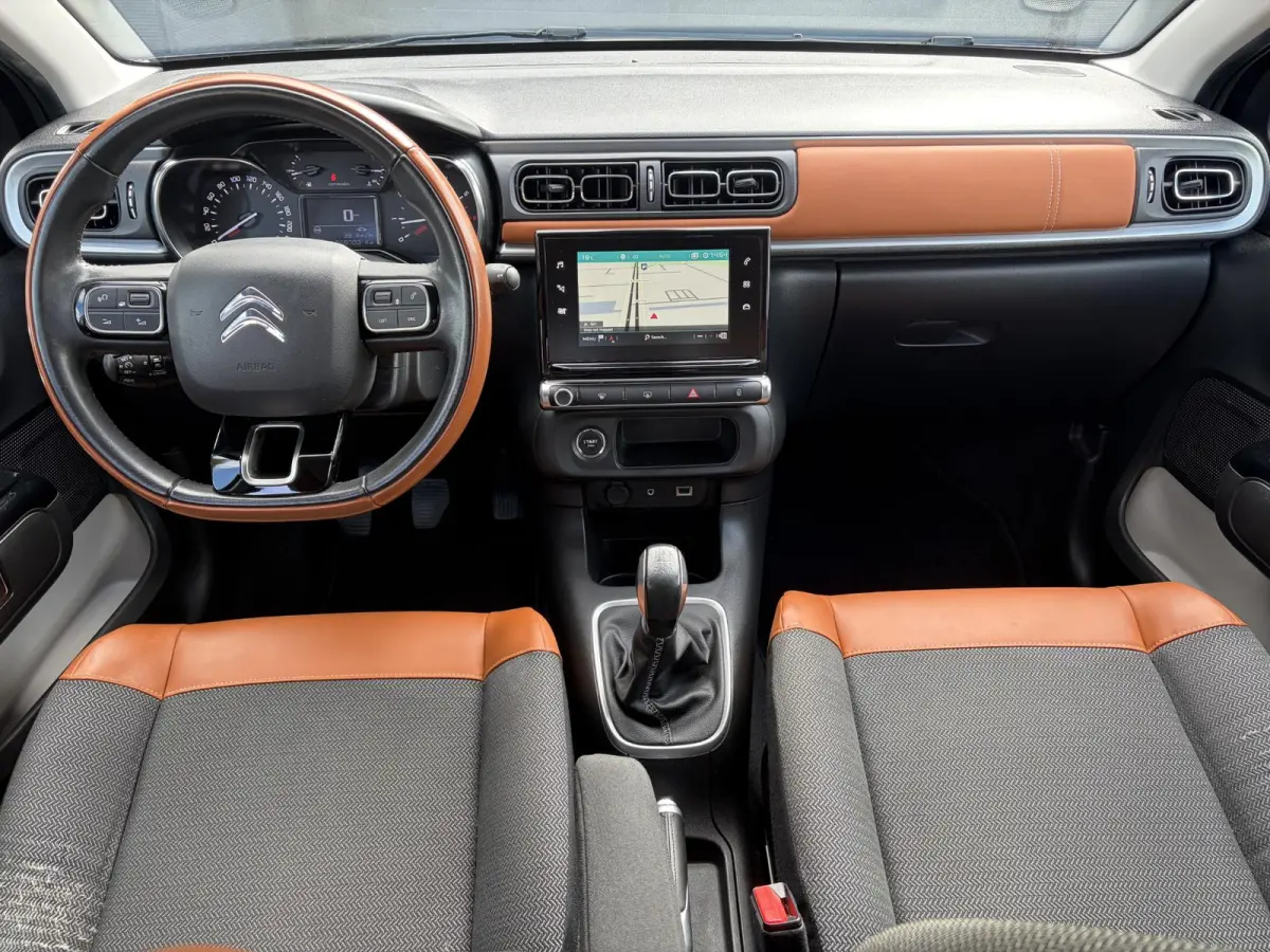 1.2 PureTech Shine ✓Dealer Onderhouden✓2e Eigenaar✓Carplay✓Camera✓Navi✓Clima✓Cruise✓Pdc V+A✓Keyless✓Halfleder✓Trekhaak✓Rijstrooksensor✓Dodehoeksensor✓17'' Lm velg