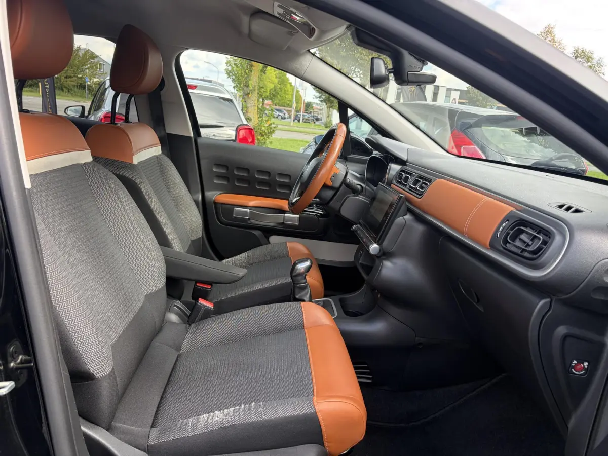1.2 PureTech Shine ✓Dealer Onderhouden✓2e Eigenaar✓Carplay✓Camera✓Navi✓Clima✓Cruise✓Pdc V+A✓Keyless✓Halfleder✓Trekhaak✓Rijstrooksensor✓Dodehoeksensor✓17'' Lm velg