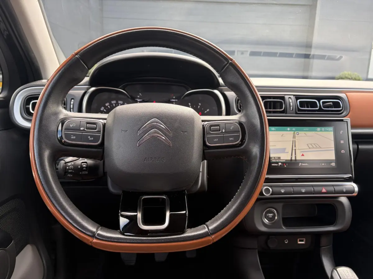 1.2 PureTech Shine ✓Dealer Onderhouden✓2e Eigenaar✓Carplay✓Camera✓Navi✓Clima✓Cruise✓Pdc V+A✓Keyless✓Halfleder✓Trekhaak✓Rijstrooksensor✓Dodehoeksensor✓17'' Lm velg