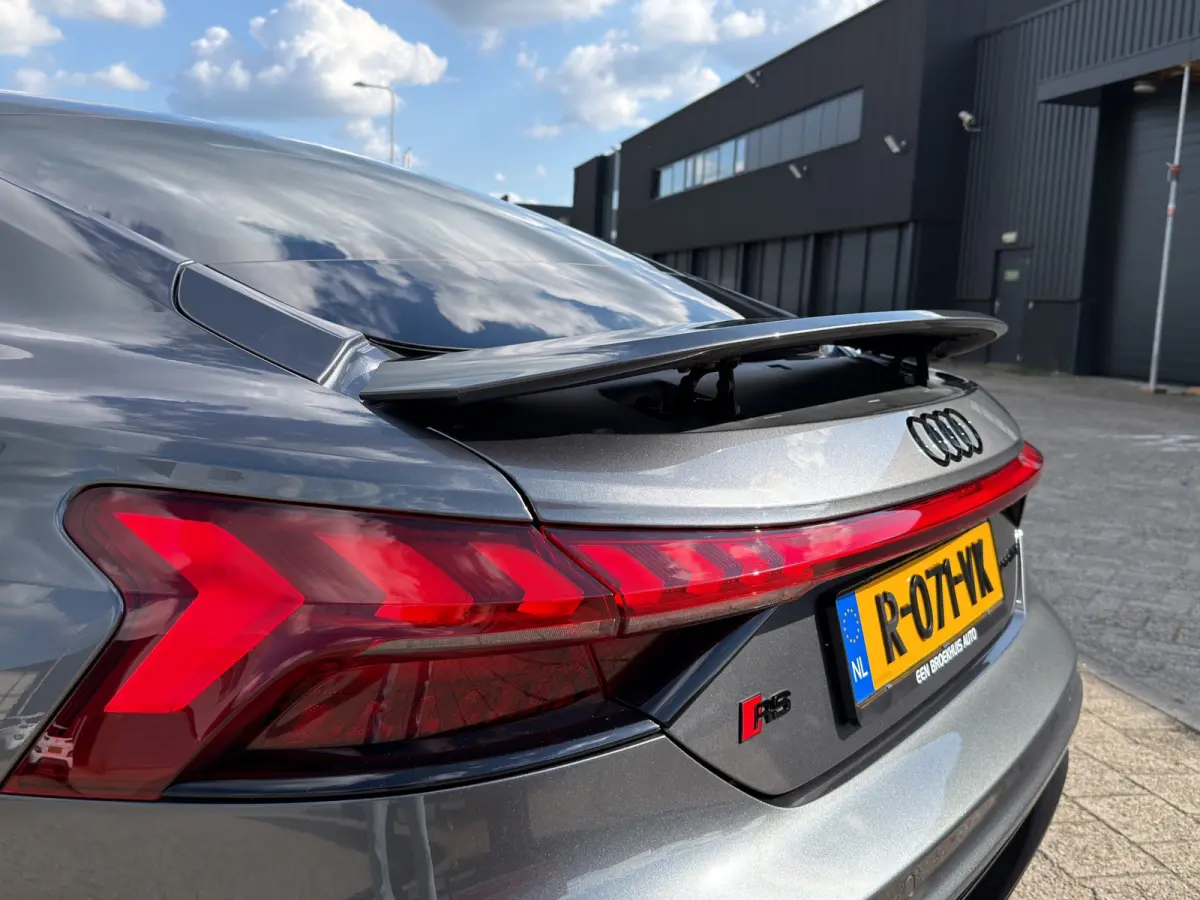 RS 93 kWh | Premium audio installatie | 360° Camera | Voorstoelen met massagefunctie en geventileerd|