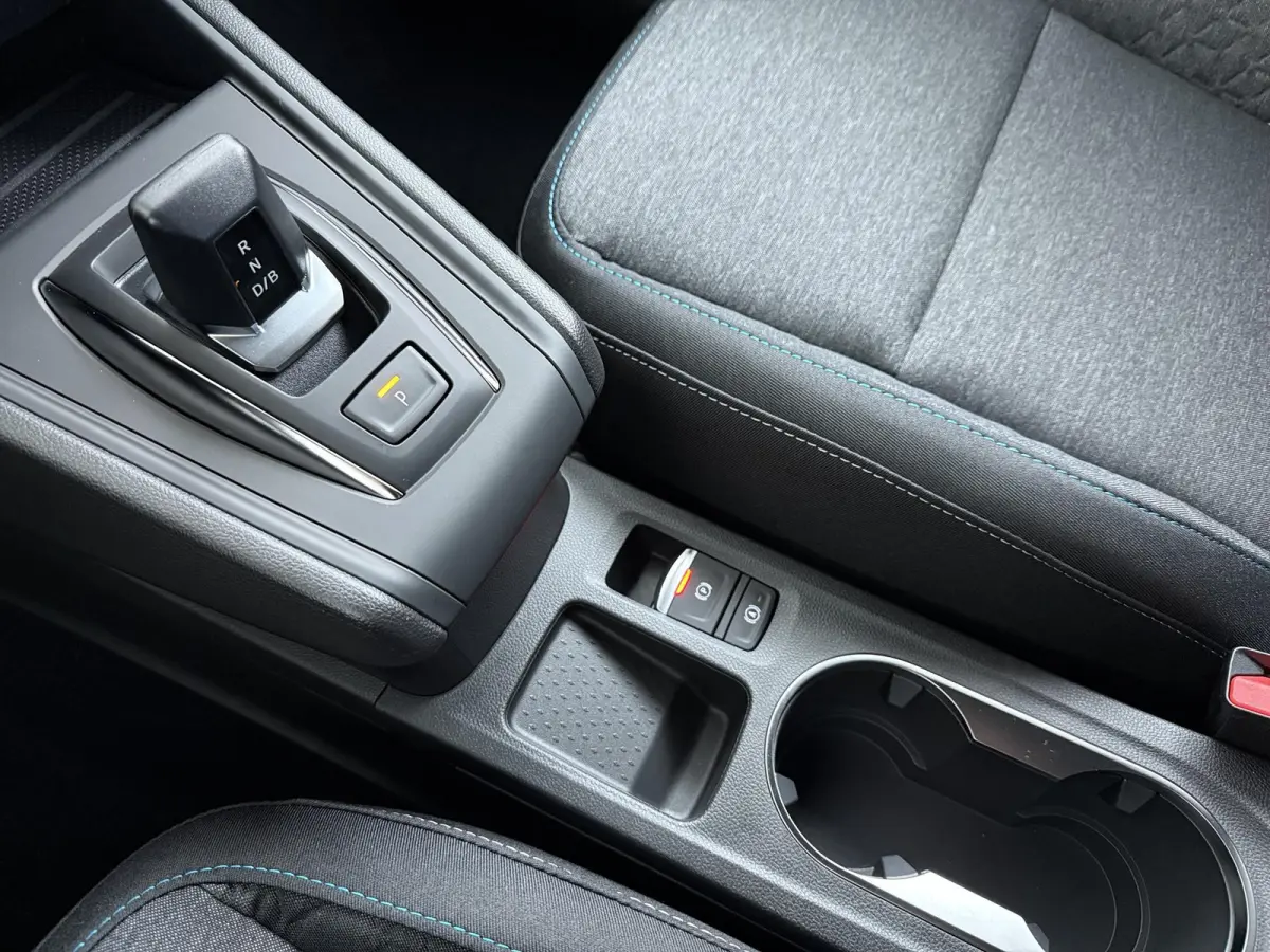 1.8 HEV AT Intense Keyless entry | Stoelverwarming | Climate Control | Privacy glass | achteruitrijcamer | LED-lampen | Cruise control | apple carplay