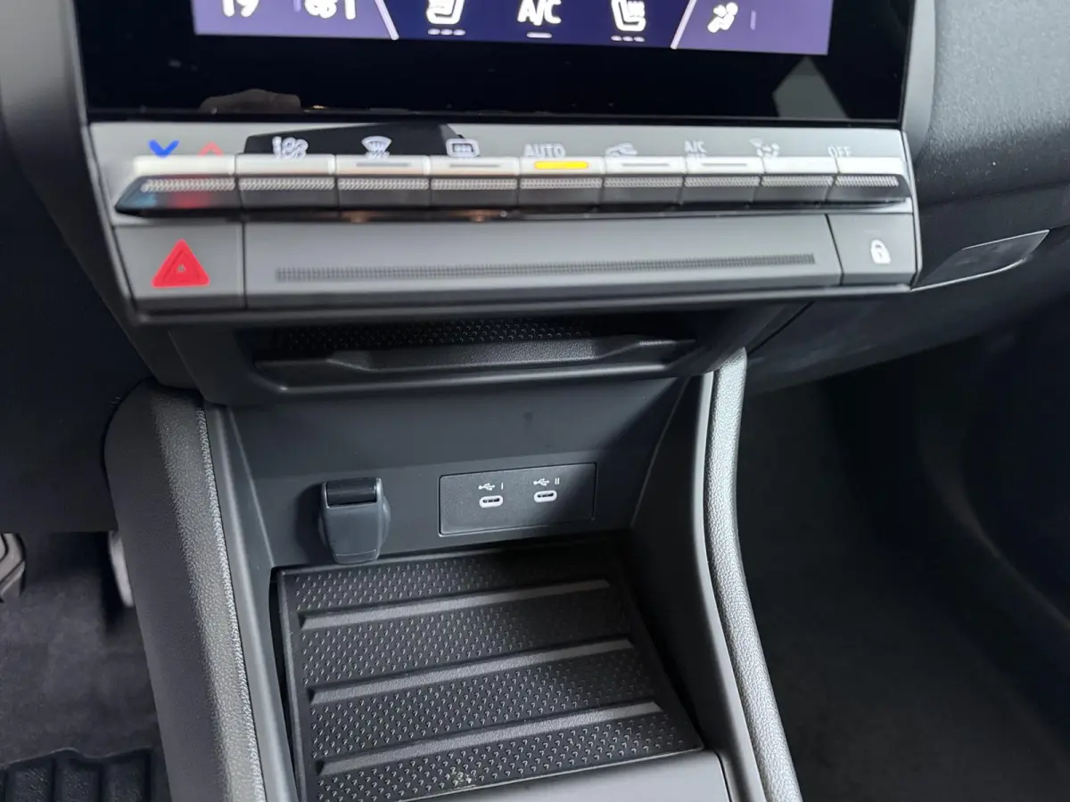 1.8 HEV AT Intense Keyless entry | Stoelverwarming | Climate Control | Privacy glass | achteruitrijcamer | LED-lampen | Cruise control | apple carplay