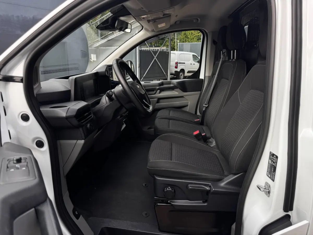 320 2.5 PHEV L2H1 Limited | Plug-In | 98% SOH | 3. Pers | Camera | PDC voor + Achter | Winter Pack | Navigatie