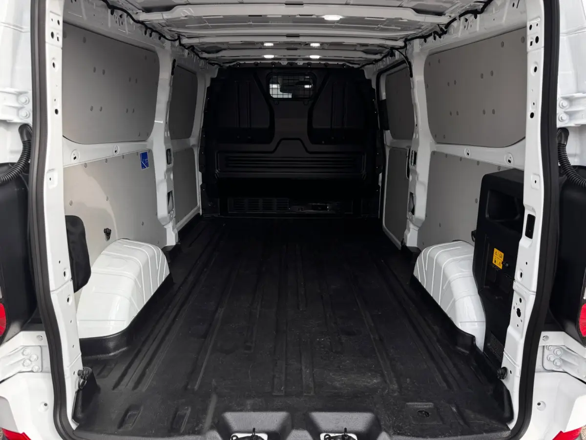 320 2.5 PHEV L2H1 Limited | Plug-In | 98% SOH | 3. Pers | Camera | PDC voor + Achter | Winter Pack | Navigatie